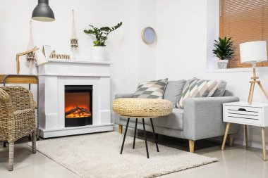 Şömineli modern oturma odasının şık bir iç mekanı.