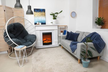 Şömineli modern oturma odasının şık bir iç mekanı.