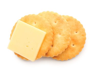 Beyaz arka planda lezzetli krakerler ve peynirler