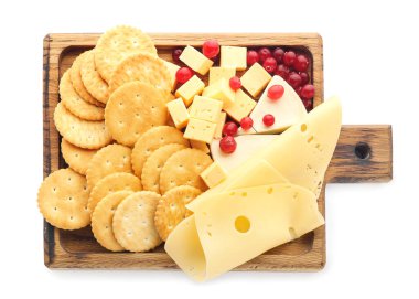 Beyaz arka planda lezzetli kraker, kızılcık ve peynir olan tahta