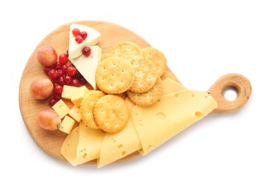 Beyaz arka planda lezzetli kraker ve peynir olan tahta