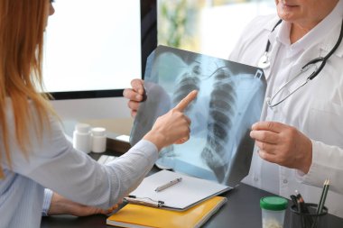 Hasta akciğer doktorunu klinikte ziyaret ediyor.