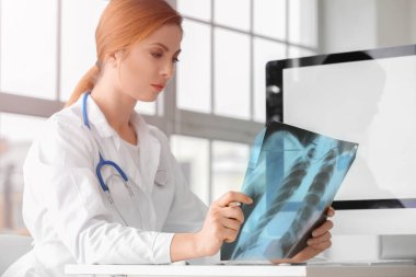 Akciğerlerinin röntgen görüntüsü klinikte.