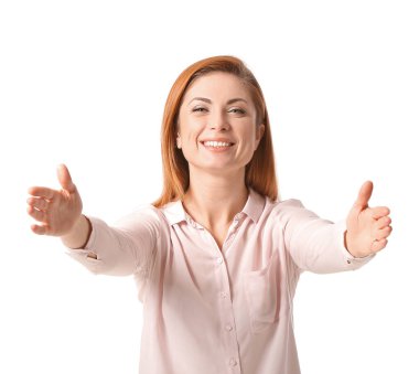 Mutlu kadın beyaz arka planda sarılmak için kollarını açıyor.