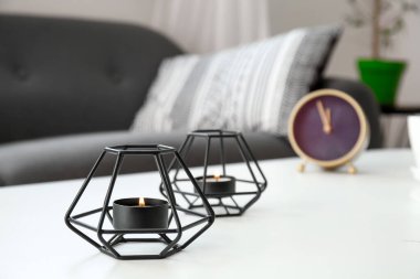 Odadaki masada mum yakmak.