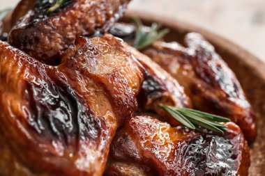 Arka planda kızarmış tavuk kanatları olan tabak, yakın plan.