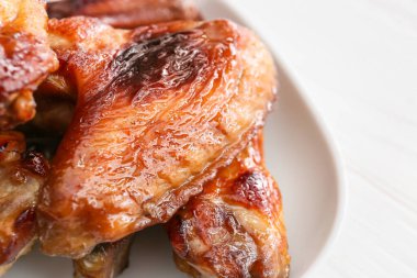 Kızarmış tavuk kanatlı tabak, yakın plan.