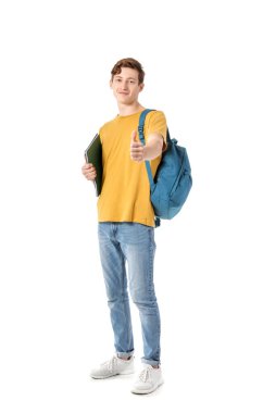 Beyaz arka planda baş parmak gösteren erkek öğrenci