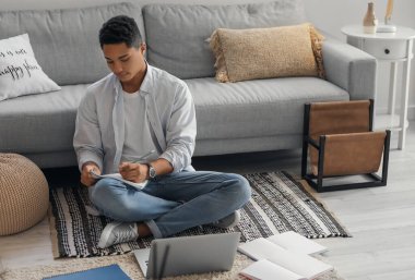 Genç Afro-Amerikalı çocuk evde online çalışıyor.