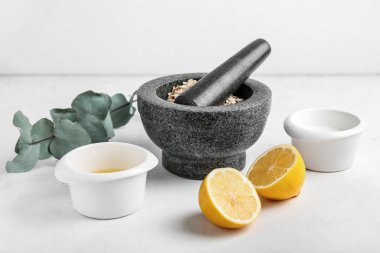 Beyaz arka planda ev yapımı kozmetikler için doğal malzemeler