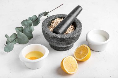 Beyaz arka planda ev yapımı kozmetikler için doğal malzemeler