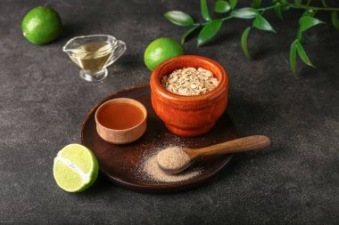 Koyu arka planda ev yapımı kozmetik ürünleri için doğal malzemeler