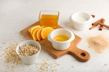 Beyaz arka planda ev yapımı kozmetikler için doğal malzemeler