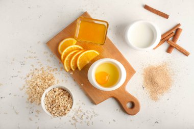 Beyaz arka planda ev yapımı kozmetikler için doğal malzemeler