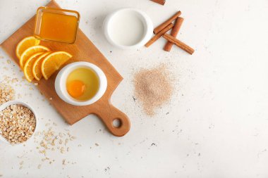 Beyaz arka planda ev yapımı kozmetikler için doğal malzemeler