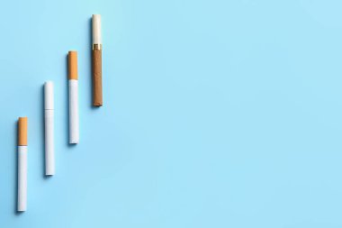 Renkli arka planda farklı sigaralar