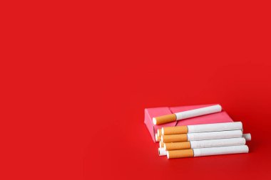 Renkli arka planda paket sigara