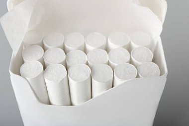 Hafif arka planda sigara paketi, yakın plan