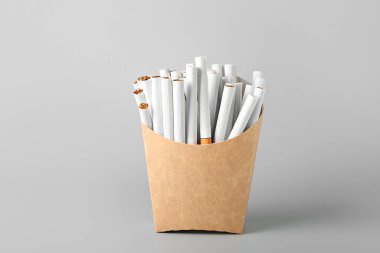 Hafif arka planda sigara paketi