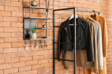 Anahtar sahibiyle modern koridorun şık iç tasarımı