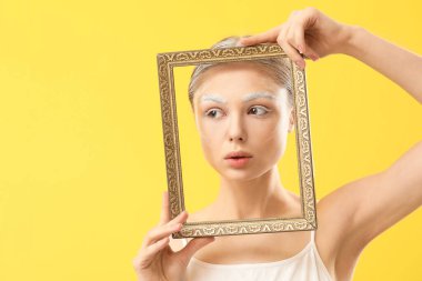 Renkli kaşları ve çerçevesi olan güzel bir genç kadın.