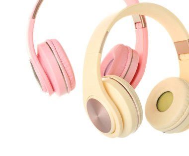 Beyaz arka planda modern kulaklıklar