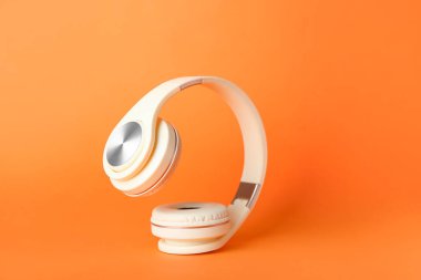 Renkli arka planda modern kulaklıklar