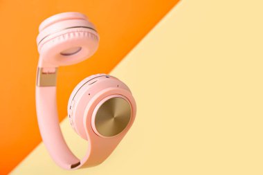 Renkli arka planda modern kulaklıklar