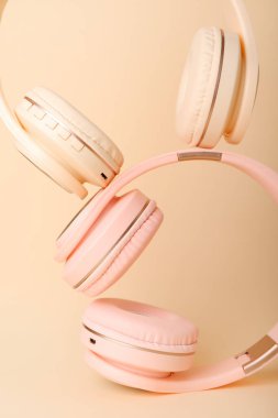 Renkli arka planda modern kulaklıklar