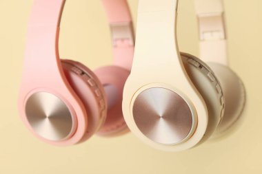 Renkli arka planda modern kulaklıklar