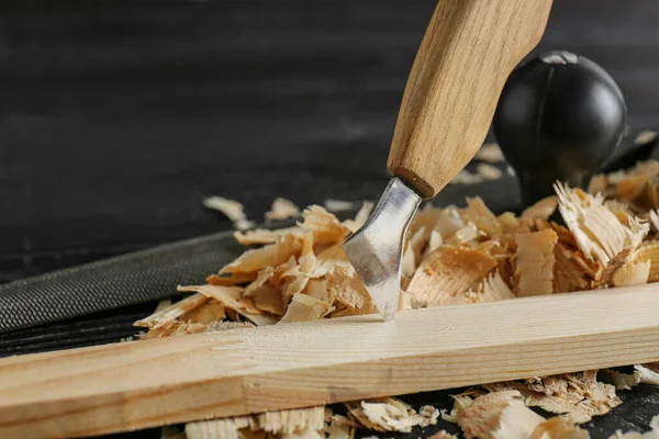 Cortador Con Tablón Serrín Sobre Fondo Madera Oscura Primer Plano —  Fotos de Stock