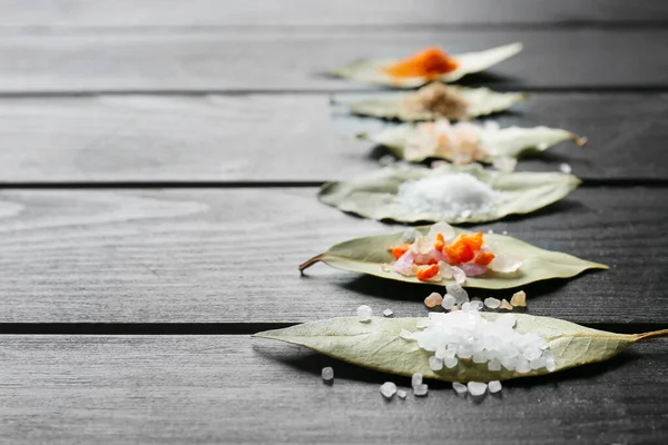 Composition Different Salt Bay Leaves Dark Wooden Background Closeup — Stock Photo, Image