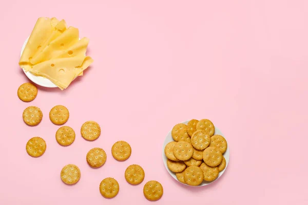 Pratos Com Biscoitos Salgados Queijo Fundo Cor — Fotografia de Stock