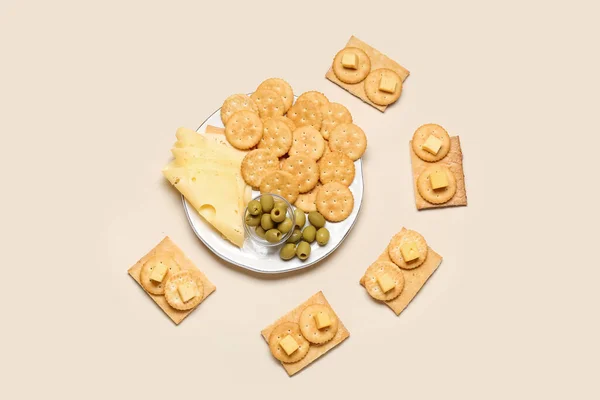 Тарелка Вкусными Крекерами Сыром Оливками Цветном Фоне — стоковое фото
