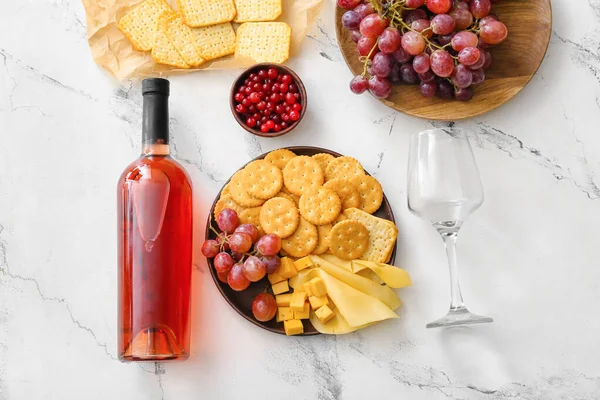 Placa Con Sabrosas Galletas Saladas Con Queso Botella Vino Snacks —  Fotos de Stock
