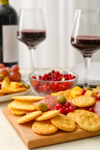 Tablero Con Sabrosas Galletas Con Queso Copas Vino Aperitivos Mesa — Foto de Stock