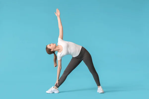 Sportieve Jonge Vrouw Doet Yoga Kleur Achtergrond — Stockfoto