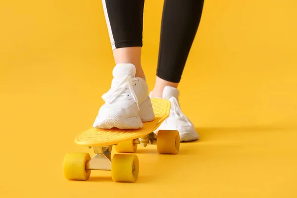 Mujer Joven Deportiva Con Monopatín Sobre Fondo Color Primer Plano — Foto de Stock