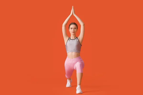 Mujer Joven Deportiva Haciendo Yoga Sobre Fondo Color — Foto de Stock