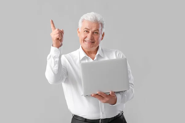 Senior Businessman Laptop Raised Index Finger Grey Background — Stock Photo, Image