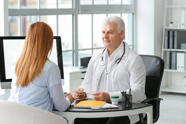 Paziente Visita Dal Pneumologo Clinica — Foto Stock