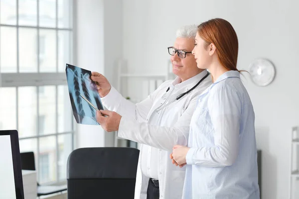 Patient Visiting Pulmonologist Clinic — Stock Photo, Image