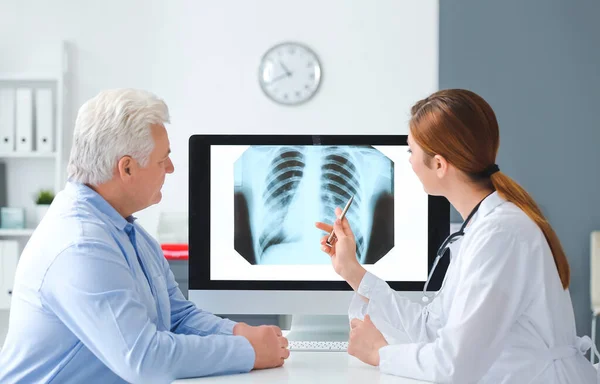 Patient Visiting Pulmonologist Clinic — Stock Photo, Image