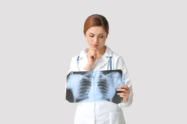 Female Doctor Ray Image Lungs Grey Background — Stock Photo, Image