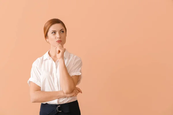 Femme Affaires Réfléchie Sur Fond Couleur — Photo