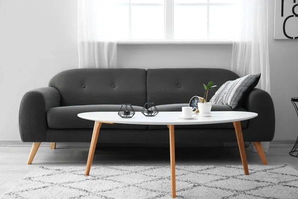 Kanepesi Masası Olan Modern Şık Bir Oda — Stok fotoğraf