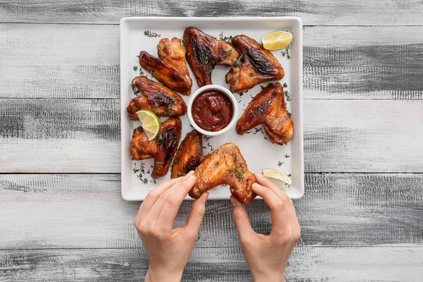 Mujer Comiendo Alas Pollo Asadas Sobre Fondo Madera — Foto de Stock