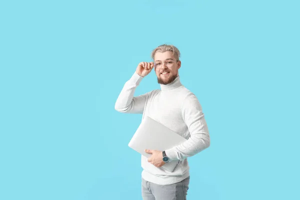 Hombre Joven Con Portátil Fondo Color — Foto de Stock