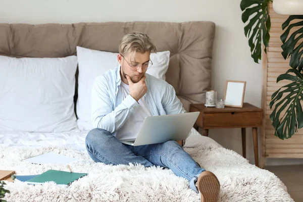 Jeune Homme Étudiant Ligne Maison — Photo