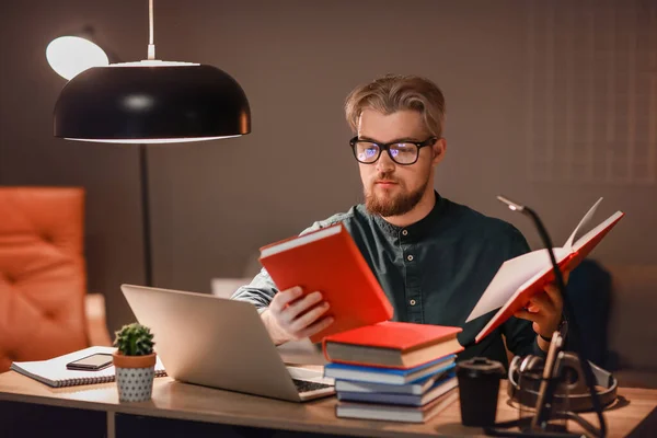 Hombre Joven Que Estudia Línea Casa Por Noche — Foto de Stock